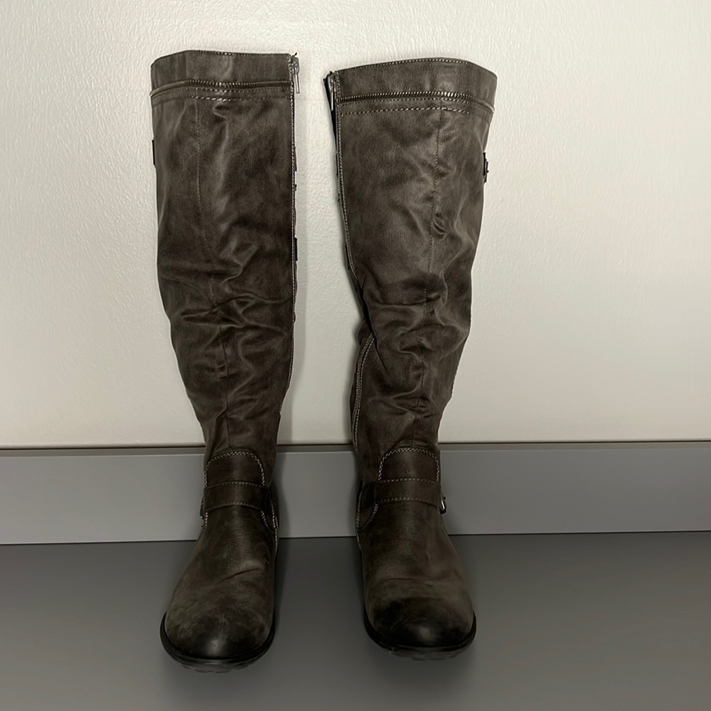 White Mountain Roxy riding boot.